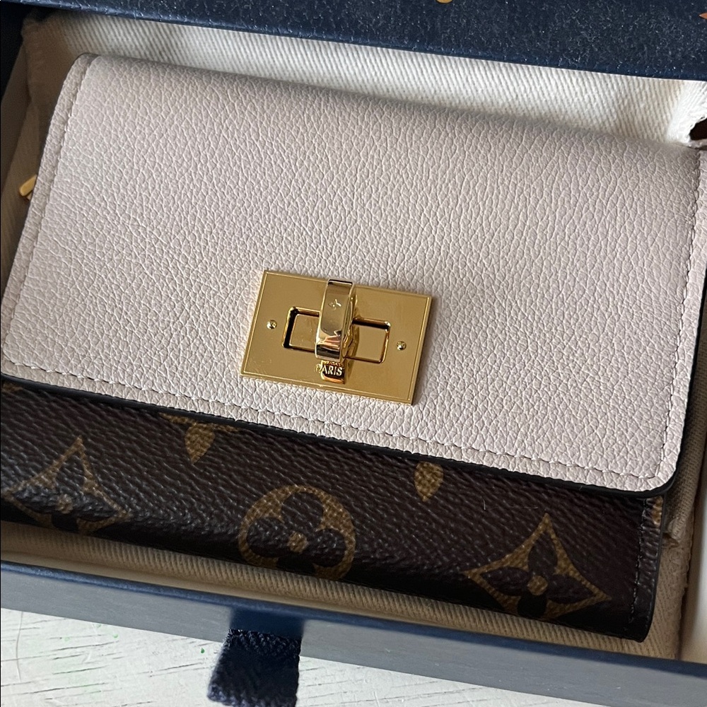 Louis Vuitton “On My Side” wallet in Greige - Picture 2 of 12